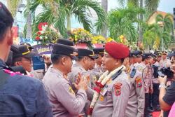 Haru Pelepasan Sosok Polisi yang Dicintai Warga Banyuwangi, Kini Ditugaskan ke Polda Papua