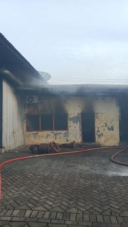 Kebakaran Hebat di Sidoarjo, Pabrik Plastik Hangus Dilalap Api