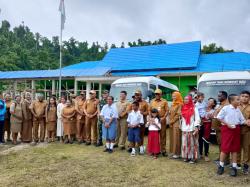 Gubernur Elisa Kambu Serahkan Bantuan Pendidikan di Raja Ampat, Perkuat Akses Inklusif dan Digital