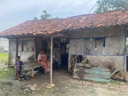 Rumah Bambu Lapuk Nyaris Ambruk, Keluarga di Karawang Terpaksa Mengungsi