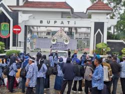 Pensiunan ASN Karawang Gelar Unjuk Rasa, Tuntut Pencairan Dana Korpri