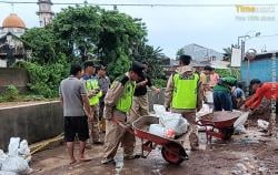 Polsek Kudus Kota Bersama Tim Gabungan Tangani Dampak Hujan Deras