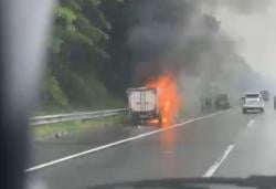 Grand Max Terbakar Hebat di Ruas Tol Cijago Cisalak, Api Muncul dari Dalam Box