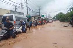 Kudus-Pati Terendam Banjir, Arus Lalu Lintas di Jalan Pantura Tersendat