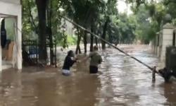 Kompleks Mewah di Ciladak Barat Diterjang Banjir 1 Meter Akibat Luapan Kali Krukut