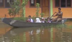 Akses Terputus Akibat Banjir, Guru SDN Jelak Catur Lamongan Gunakan Perahu Jemput Siswa