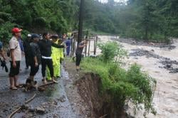 Akses Jalan yang Tertutup Material Longsor di Desa Tempur Jepara Mulai Terbuka, Listrik On Lagi