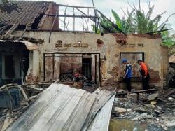 Kebakaran Hebat Hanguskan Dua Rumah di Kawasan PG Asembagus Situbondo