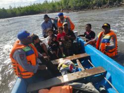 Respons Cepat Polairud Polres Waropen Selamatkan Sembilan Korban Laka Laut di Perairan Saireri