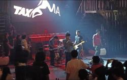 Suasana Hangat Pecinta Britpop Surabaya di Malam Dedikasi untuk The Stone Roses