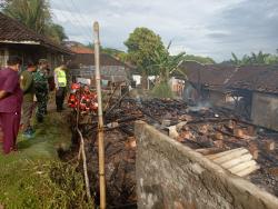 Korsleting Listrik, Dua Rumah Panggung di Sindangbarang Ludes Dilalap Si Jago Merah