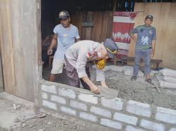 Rumah Warga Tertimpa Longsor, Kapolsek di NTT Turun Langsung jadi Tukang