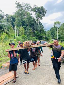 Bukan Proyek Besar, Tapi Aksi Nyata Polisi Lembor di Jalan Penghubung Desa