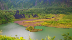 Pesona Gunung Galunggung: Kawah Hijau dan Pemandian Air Panas yang Memukau