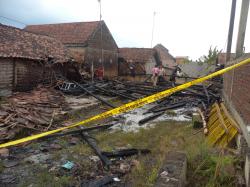 Kebakaran Besar di Jombang: Rumah Rata Dengan Tanah, Mesin Pertanian dan Truk Hangus
