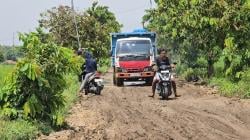 Jalan Tanon–Gading Rusak Parah dan Viral, Dijuluki Wisata Jeglongan Sewu