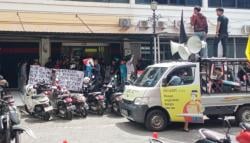 Unjuk Rasa Dugaan Tarik Paksa Kendaraan, Massa Geruduk Kantor Pembiayaan di Makassar