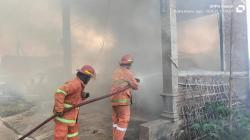 Rumah Warga di Jombang Terbakar hingga Rata dengan Tanah, Petugas Berjibaku Padamkan Api