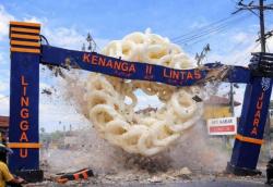 Roboh Disenggol Truk Kerupuk, Warga Justru Soroti Kualitas Bangunan Gapura di Lubuklinggau Ini