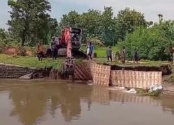 Tanggul Saluran Induk Mrican Kanan Jebol 8 Meter, PUPR Jombang Gerak Cepat Lakukan Pemulihan