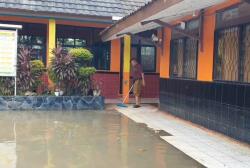 Banjir Kepung Sekolah di Cilegon, KBM Diliburkan Demi Keselamatan Siswa