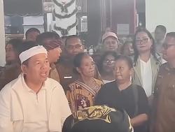 KDM Penuhi Janji Misi Kemanusiaan Sekaligus Borong Ulos di Tapanuli Utara