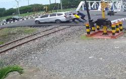 Polisi Dan Warga Sigap Dorong Mobil Mogok di Perlintasan KA Semarang, Alhamdullah Penumpang Selamat