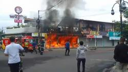 Api Melalap Tiga Toko Oleh-Oleh di Garut, Damkar Habiskan 36 Ribu Liter Air