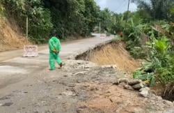 Diguyur Hujan Deras, Jalan Kaduagung–Gunungkencana di Lebak Longsor Parah