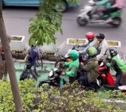 Viral! Pesepeda Perempuan Hadang Pemotor yang Masuk Jalur Sepeda di Sudirman Jakarta
