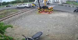 Hitungan Detik Selamat dari Maut, Kabid Humas Polda Jateng Dorong Mobil Mogok Lintasi Rel KA