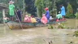 Terisolasi Banjir, Warga Pagelaran Pandeglang Terpaksa Bayar Perahu Rp20 Ribu