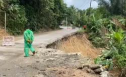 Diguyur Hujan Dua Hari, Jalan Kaduagung–Gunungkencana Amblas Hingga 50 Meter