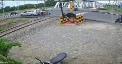 Mobil Belajar Diperlintasan KA, Anggota Humas Polda Jateng Sigap Dorong Mobil