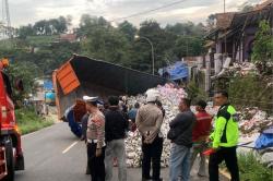 Truk Muatan Air Mineral dan Susu Terbalik di Jalan Cagak Nagreg, Sopir Luka Ringan