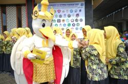 Expo Campus di Bojonegoro Berlangsung Meriah, Aksi Mr Bro Sedot Ribuan Pelajar