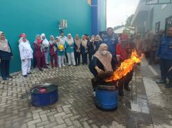 Upgrade Ilmu, Tenaga Medis dan Paramedis Lakukan Simulasi Memadamkan Api