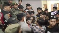 Demo Mahasiswa di Kantor Bupati Gowa Ricuh, Massa Bakar Ban dan Tutup Jalan