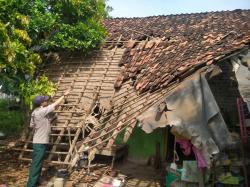 Angin Kencang Disertai Hujan, Dapur Rumah di Patokan Situbondo Roboh