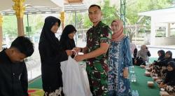 Peduli Pendidikan, Pengusaha Cirebon Bersama Yon Arhanud 14 PWY Salurkan Perlengkapan Sekolah