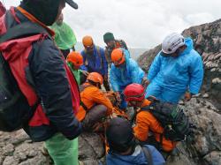 Cuaca Buruk Sempat Hambat, Tim SAR Akhirnya Evakuasi Pendaki Gunung Slamet