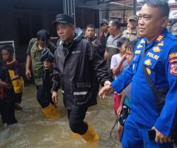 Kapolres Karawang Kerahkan Personel Bantu Penanganan Tanggul Jebol di Telukjambe Barat