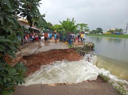 BPBD Karawang Lakukan Evakuasi Darurat Usai Tanggul Kalimalang Jebol