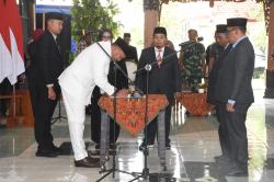 Optimalkan Kinerja Birokrasi dan Pelayanan Publik, Bupati Situbondo Lantik Puluhan Pejabat Eselon II