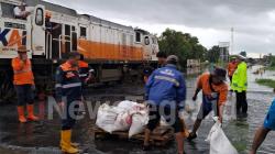 Terendam Banjir, Jalur Kereta Api Petak Pekalongan-Sragi Belum Bisa Dilewati