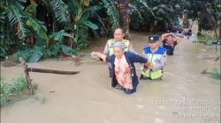Sungai Comal Meluap Rendam Permukiman Warga di Pemalang, Polisi Turun Tangan Evakuasi Warga