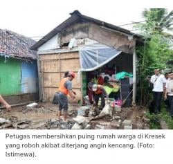 Rumah Lansia di Tangerang Roboh Diterjang Angin Kencang, Rata dengan Tanah