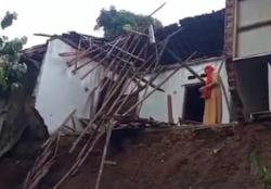 Hujan Deras Picu Longsor di Saketi Pandeglang, Rumah Warga Rusak Parah