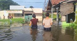 Sungai Comal Meluap Rendam Permukiman Warga Pemalang