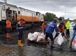 Update Banjir Rel Pekalongan-Sragi: 9 Perjalanan KA Dibatalkan, 1.429 Penumpang Refund Tiket